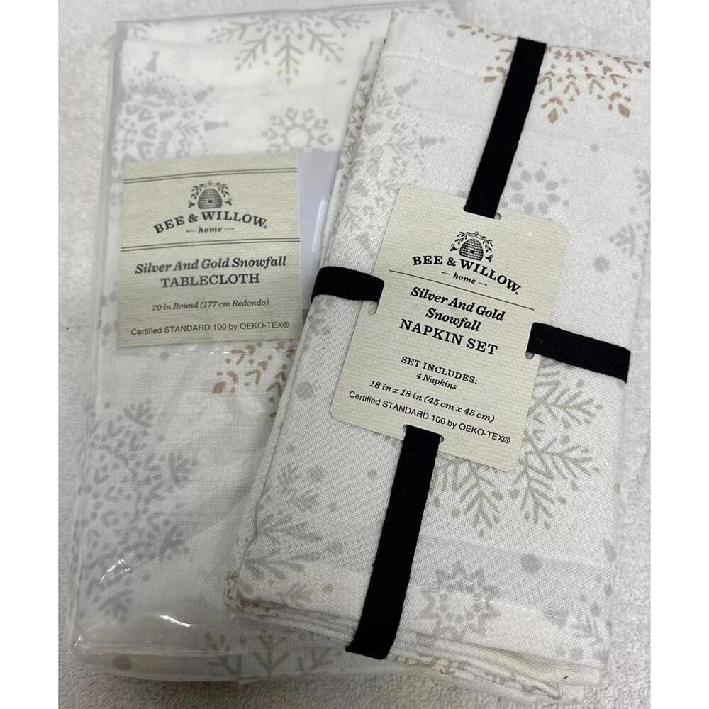 Bee & Willow Matching Napkin & Tablecloth Set 4 18”x18” Nap & 70” Rd Cloth Snow